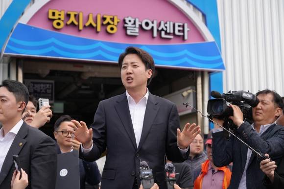 부산 명지시장 찾은 이준석 “노무현 정신 계승” - 이준석 개혁신당 대선 후보가 11일 부산 명지시장을 찾아 지지자들 앞에서 발언하고 있다. 명지시장은 2000년 총선 당시 부산에 출마한 노무현 전 대통령이 연설했던 곳으로, 이 후보는 이날 “노 전 대통령의 정신을 계승해 세대 간 화합으로 발전하는 꿈을 꾸겠다”고 밝혔다. 개혁신당 제공