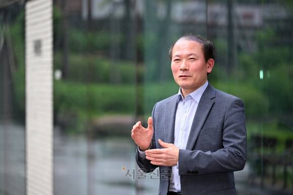 ‘신냉전’이라 부를 만큼 미중을 중심으로 격화하는 패권 경쟁은 해양질서도 바꾸고 있다. 해양법 전문가인 양희철 한국해양과학기술원 해양법·정책연구소장은 지난 9일 서울신문과 만나 “이제 (대한민국은) 문제 해결 능력도 갖췄고, 국제사회가 기대하는 역할과 위상도 커졌다”면서 “어떠한 지각 변동에도 흔들림 없는 원칙이 담긴 해양 전략으로 우리만의 해양질서를 이끌어야 한다”고 강조했다. 도준석 전문기자