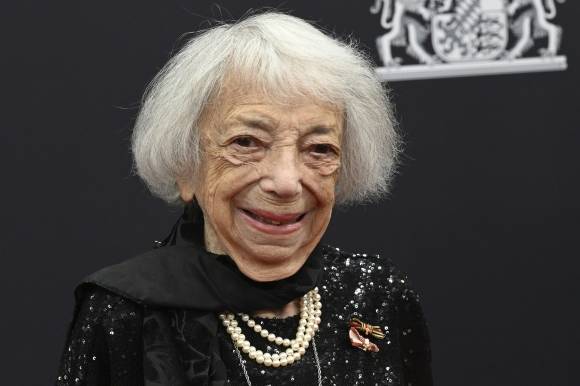 홀로코스트 생존자 마르고트 프리틀렌더가 지난해 11월 7일 독일 뮌헨에서 열린 ‘밤비 어워드 2024’ 레드카펫을 밟으며 환하게 웃고 있다. 뮌헨 AP 뉴시스