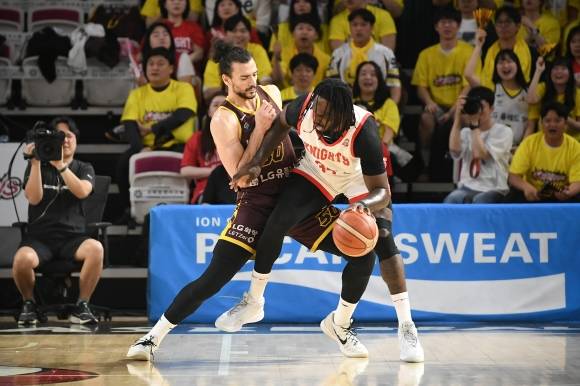 서울 SK 자밀 워니가 11일 창원체육관에서 열린 2024~25 프로농구 챔피언결정전 4차전 창원 LG와의 원정 경기에서 공격하고 있다. KBL 제공