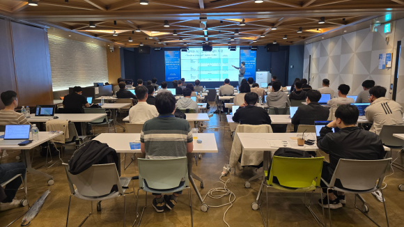 9일 서울 강남구 구글 스타트업 캠퍼스에서 열린 ‘생성형 AI 뉴스 에이전트 개발을 위한 실습 워크숍’. 뉴스테크이니셔티브 제공