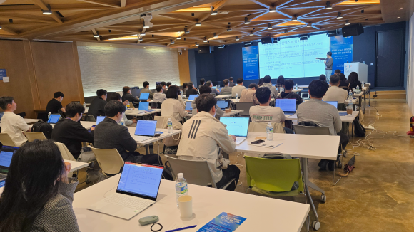 9일 서울 강남구 구글 스타트업 캠퍼스에서 열린 ‘생성형 AI 뉴스 에이전트 개발을 위한 실습 워크숍’. 뉴스테크이니셔티브 제공