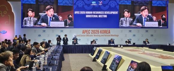 오영훈 제주도지사가 12일 오전 제주국제컨벤션센터(ICC) 탐라홀에서 열린 아시아 태평양 경제협력체(APEC) 고용노동 장관 회의에 참석해 인사말을 하고 있다. 제주 강동삼 기자