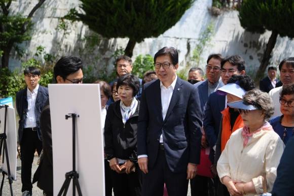 박형준 부산시장이 부산 사하구 재난안전산업 진흥시설 조성 예정지를 현장방문해 설명을 듣고 있다.  2025.05.12 /부산시제공