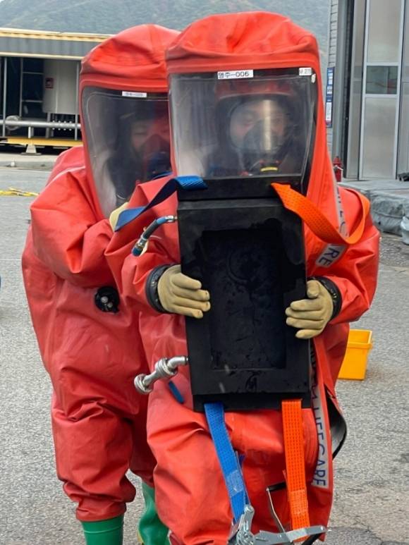 경북 영주소방서 소속 금설 소방관이 화학구조 훈련을 하고 있다.경북소방본부 제공