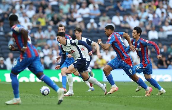 토트넘 손흥민이 12일(한국시간) 영국 런던의 토트넘 홋스퍼 스타디움에서 열린 2024~25 잉글랜드 프리미어리그(EPL) 36라운드 크리스털 팰리스와의 홈 경기에서 드리블하고 있다. 런던 로이터 연합뉴스