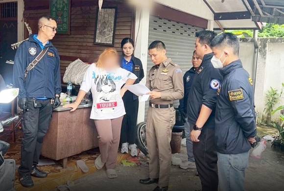 남성들과의 성관계 장면 등을 촬영해 소셜미디어(SNS)에 올려 매달 수백만원의 수익을 올려온 19세 태국 여성이 지난 8일(현지시간) 논타부리 자택을 급습한 현지 경찰에 체포됐다. 태국 사이버범죄수사국 제공