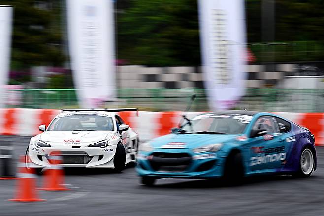 화려한 퍼포먼스가 관람객들의 이목을 집중시켰다. 사진 김학수 기자