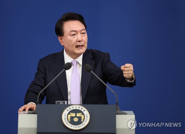 윤석열 전 대통령이 지난해 11월 서울 용산 대통령실 청사 브리핑실에서 열린 '대국민담화 및 기자회견'에서 질문에 답변하고 있다. 연합뉴스