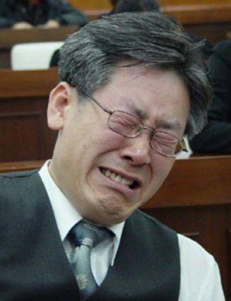 2004년 성남시립의료원 설립 및 운영에 관한 조례가 성남시의회에서 '날치기 부결'된 후, 의회 본회의장에서 오열하는 이 후보의 모습. 사진제공=더불어민주당