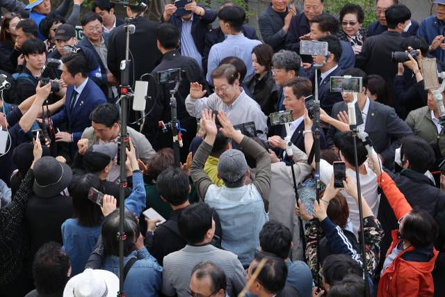 이재명 더불어민주당 대선 후보가 7일 전북 익산시 대한노인회 익산시지회에서 열린 노인회 간담회에 참석하며 지지자 및 시민들에게 인사를 하고 있다. 연합뉴스