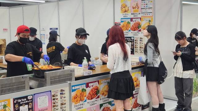 11일 케이콘 재팬 2025 현장에서 관람객들이 한국음식 체험을 하고 있다. 최수문기자