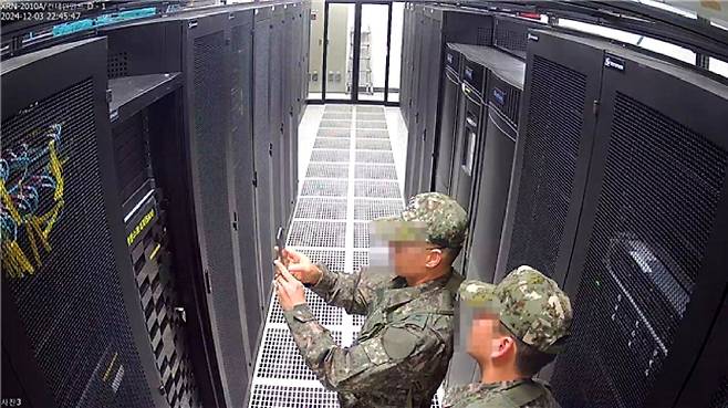 2024년 12월3일 정보사 현장팀이 선관위 서버실을 촬영하고 있다. ⓒ국회 행정안전위원회 제공