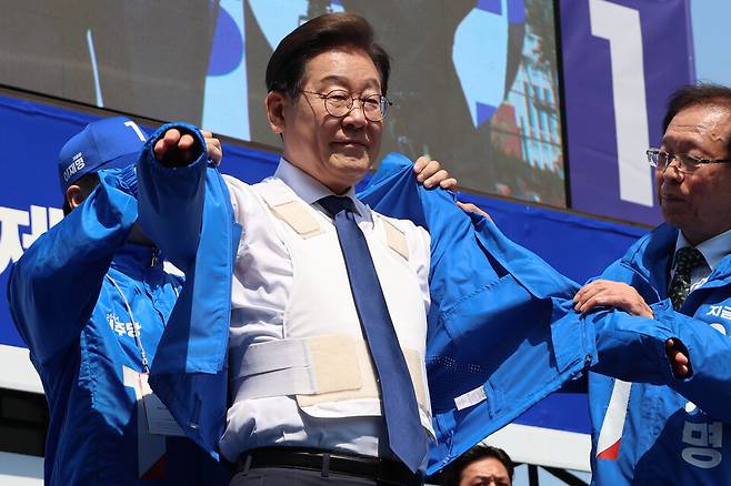 이재명 더불어민주당 대선 후보가 6·3 대통령선거 공식 선거운동 첫날인 12일 서울 광화문 청계광장에서 열린 중앙선거대책위원회 출정식 및 첫 유세 현장에서 방탄복 위에 선대위 점퍼를 입고 있다. ⓒ연합뉴스