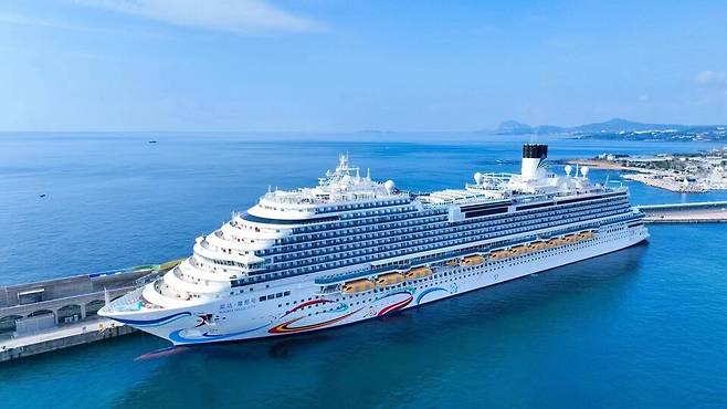 제주 강정항에 정박해 있는 크루즈 선 아도라 매직시티호 ⓒ제주도 제공