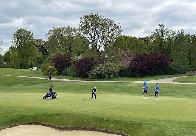 지난 5월 6~7일 영국 런던 골프클럽의 인터내셔널 코스에서 열린 EDGA 골프대회 18번 홀 그린에서 두 발 모두 의족인&nbsp;에멘&nbsp;레온(맨 오른쪽)이 다른 선수의 퍼팅을 지켜보고 있다.  사진 ㅣ윤영호