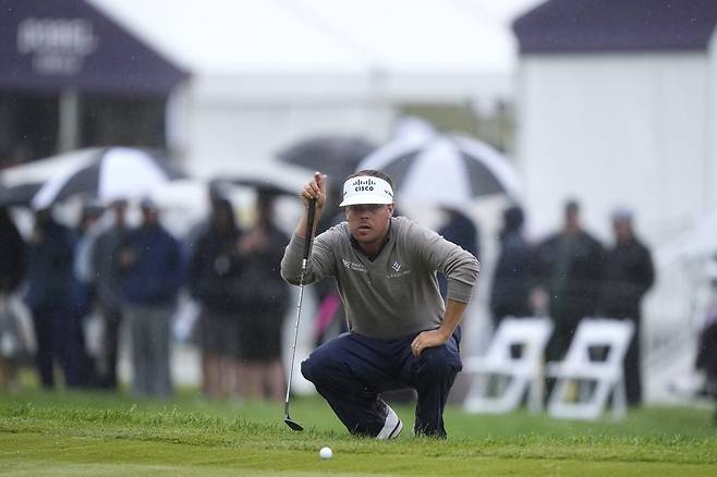 키이스 미첼이  9일 미국 펜실베이니아주 플로어타운의 필라델피아 크리켓 클럽에서 열린 트루이스트 챔피언십 골프 토너먼트 2라운드 18번 홀에서 홀컵을 바라보며 깊은 고민을 하고 있다. 그는 3라운드에서만 숏퍼팅을 4개나 놓쳐 입스 우려까지 나오고 있다. 필라델피아(미국) ㅣ AP