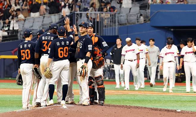 ‘2025 신한 SOL 뱅크 KBO리그’ 3강은 한화 이글스와 LG 트윈스, 롯데 자이언츠다. 한화는 1992년 이후 33년만에 12연승을 질주하는 등 엄청난 기세로 관중몰이에 앞장서고 있다. 뉴시스