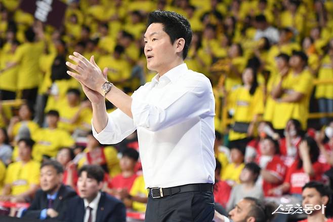 서울 SK 전희철 감독이 11일 창원체육관에서 열린 LG와 챔피언 결정전 4차전에 선수들에게 박수를 보내고 있다.  사진제공｜KBL