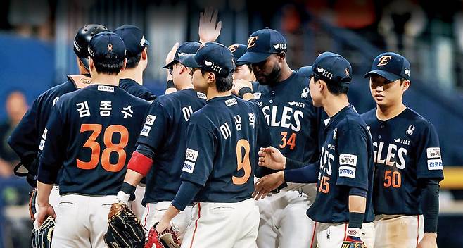 한화 선수들이 11일 키움전에서 8-0으로 이겨 12연승을 달성한 뒤 기뻐하고 있다. 한화 이글스 제공