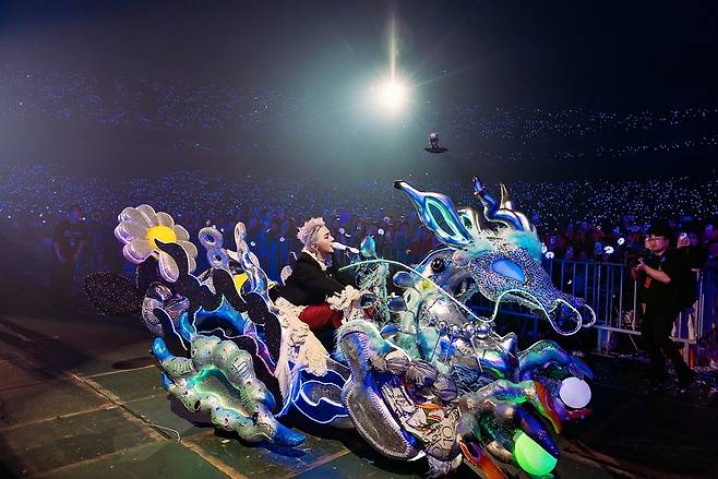 지난 10일과 11일 도쿄돔에서 진행된 지드래곤의 월드투어 ‘우버맨쉬’ 공연 모습. 갤럭시코퍼레이션 제공