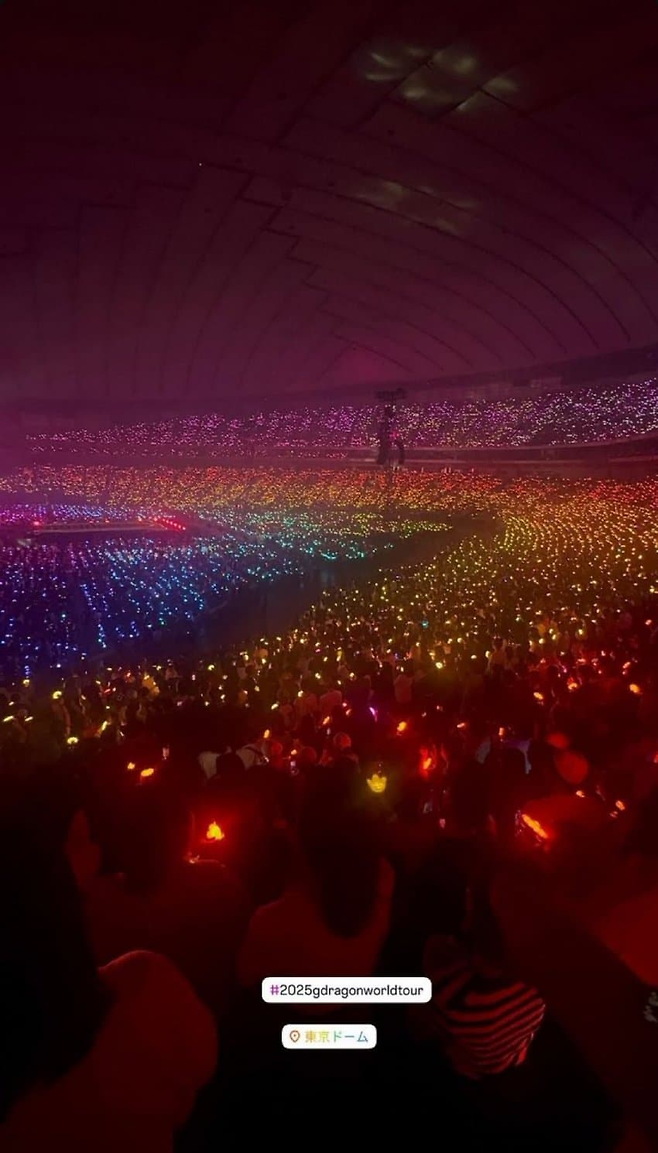 지난 10일과 11일 도쿄돔을 꽉 채운 지드래곤의 월드투어 ‘우버맨쉬’ 공연 모습. 온라인 커뮤니티