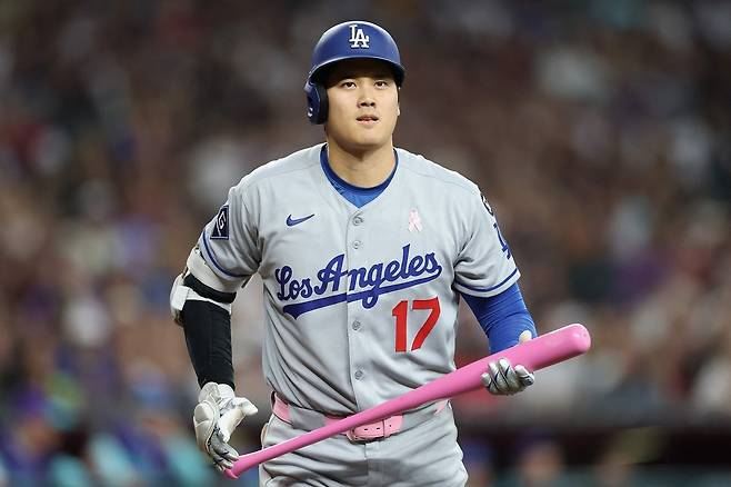 LA 다저스 오타니 쇼헤이가 12일 애리조나전에서 3회초 삼진을 당한 뒤 덕아웃으로 향하고 있다. AFP연합뉴스