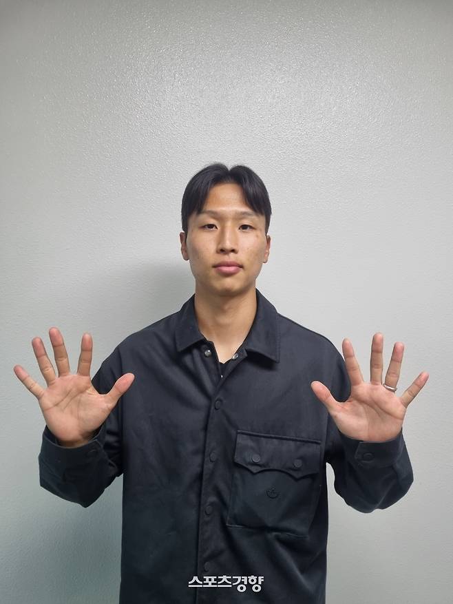 광주FC 출신 스완티시티 공격수 엄지성이 지난 11일 광주월드컵경기장에서 인터뷰를 마친 뒤 다음 시즌 공격포인트 10개 달성을 목표로 뛰겠다는 의미로 손가락을 들어보이고 있다. 김세훈 기자