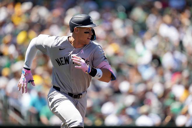 뉴욕 양키스 애런 저지가 12일 애슬레틱스전에서 4회초 2루타를 날린 뒤 질주하고 있다. Imagn Images연합뉴스