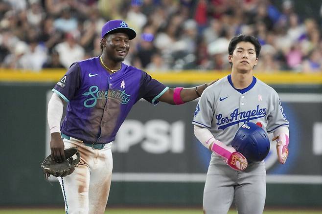 ▲ 중견수 앞 타구를 날리고 빠른 발을 활용해 2루까지 도전한 김혜성. 챌린지에서 아웃이 선언되자 아쉬워하고 있다. ⓒ연합뉴스/AP