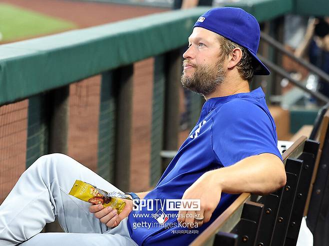 ▲ 부상자 명단에 올라 있는 클레이튼 커쇼. 지난달 21일 텍사스 레인저스 홈 구장 글로브 라이프 필드를 찾았다.