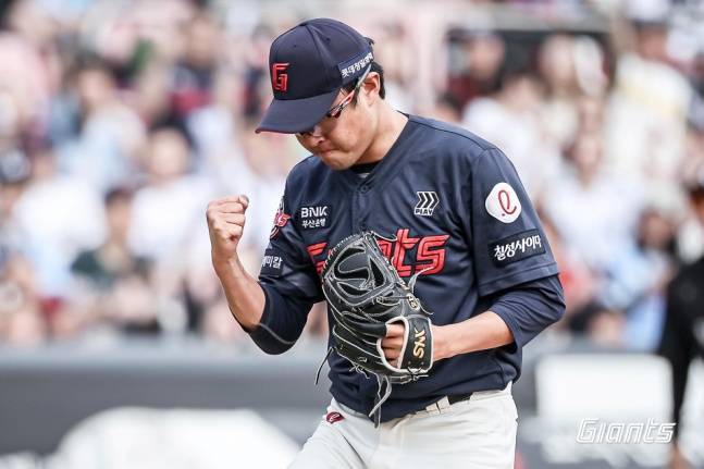 롯데 박세웅이 11일 수원 KT전에서 주먹을 불끈 쥐고 기뻐하고 있다. /사진=롯데 자이언츠 제공