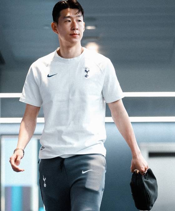 경기장 라커룸에 들어서는 손흥민. /사진=토트넘 공식 SNS 갈무리