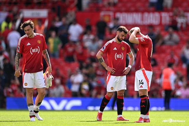 고개 숙인 맨유 선수들. /AFPBBNews=뉴스1