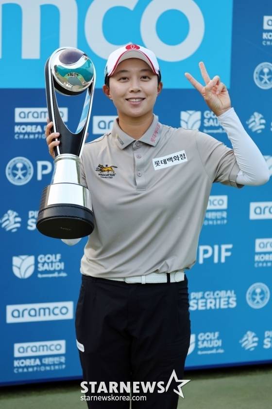 김효주가 트로피를 들고 포즈를 취하고 있다. /사진=임성균 기자