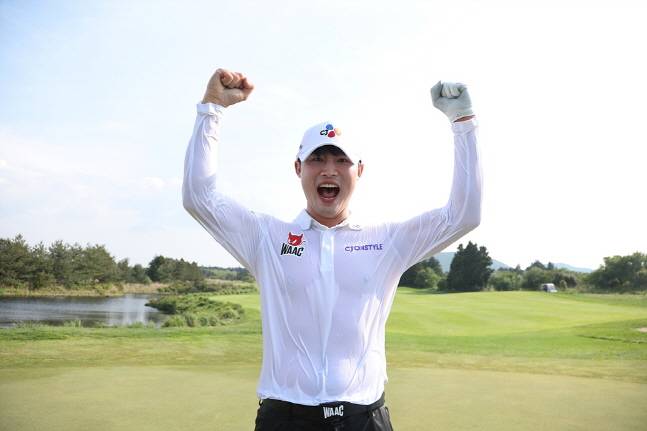 배용준이 우승 후 동료들로부터 축하의 물 세례를 맞은 뒤 포즈를 취하고 있다. /사진=KPGA 제공