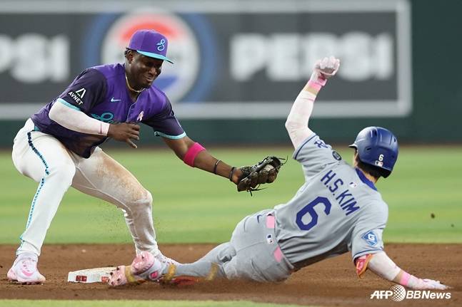 2루를 파고들고 있는 김혜성(오른쪽). 비디오 판독을 거쳐 아웃됐고, 김혜성의 안타로만 기록됐다. /AFPBBNews=뉴스1