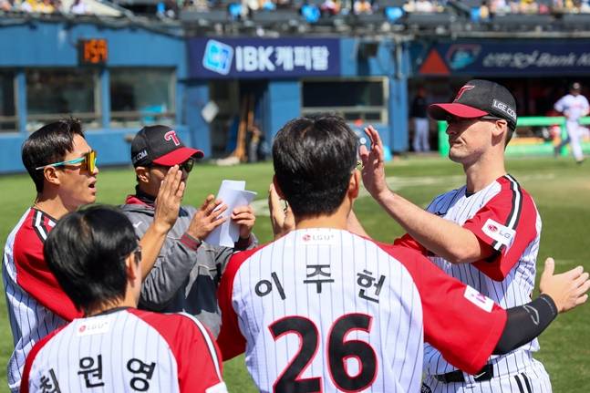 코엔 윈(오른쪽)이 더그아웃으로 들어가고 있는 모습. /사진=LG 트윈스