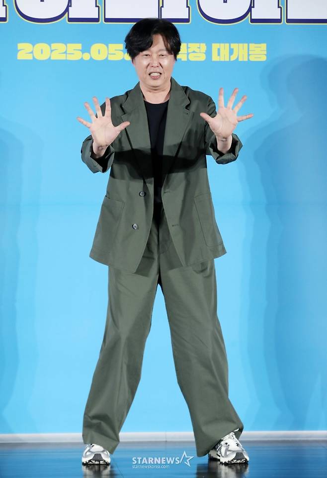 배우 김희원이 12일 오전 서울 광진구 롯데시네마 건대입구에서 열린 영화 '하이파이브'(감독 강형철) 제작보고회에 참석해 포즈를 취하고 있다. /2025.05.12 /사진=김휘선 hwijpg@