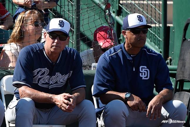 2015시즌 샌디에이고 감독이었던 버드 블랙(왼쪽)와 벤치 코치였던 데이브 로버츠 현 다저스 감독(오른쪽). /AFPBBNews=뉴스1