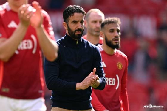 팬들에게 인사하는 루벤 아모림(가운데) 감독. /AFPBBNews=뉴스1