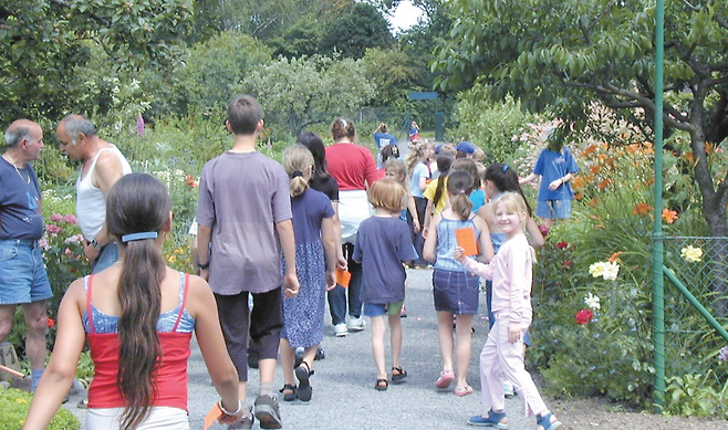 독일의 클라인가르텐은 주민들을 위한 각종 프로그램이 열린다. 최근에는 울타리를 없애고 산책로를 넓히는 등 누구나 드나들 수 있는 열린 공원으로 바뀌고 있다. 벌통을 들이고, 다양한 작물을 재배토록 하고, 사라져 가는 토종 종자를 보존하는 사업을 벌이는 등 생태 다양성 확보 노력도 기울인다.  카를스루에시 클라인가르텐 협회(BVKA) 제공