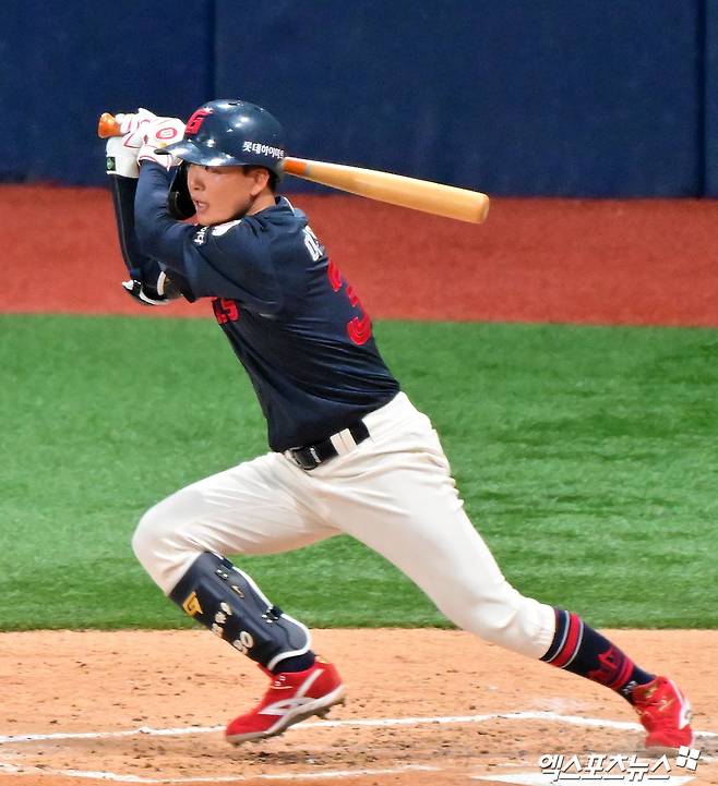 롯데 내야수 이호준은 11일 수원KT위즈파크에서 열린 '2025 신한 SOL Bank KBO 리그' KT와 더블헤더 2경기에서 8번타자 유격수로 선발 출전했다. 4회초 상대 선발 오원석의 슬라이더에 머리를 맞는 부상으로 중도 교체됐다. 엑스포츠뉴스 DB