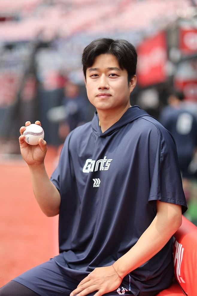 롯데 투수 김강현은 지난 10일 수원KT위즈파크에서 열린 '2025 신한 SOL Bank KBO 리그' KT 위즈와 주말 3연전 첫 경기에서 구원 등판했다. 1.1이닝 무실점으로 호투해 생애 첫 승을 기록했다. 롯데 자이언츠