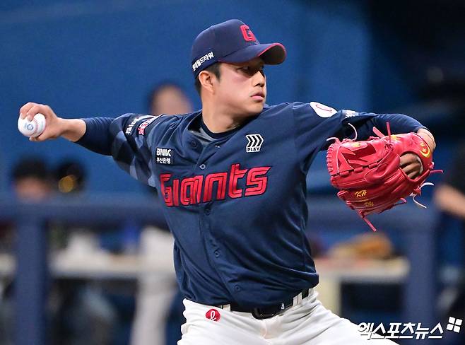 롯데 투수 김강현은 지난 10일 수원KT위즈파크에서 열린 '2025 신한 SOL Bank KBO 리그' KT 위즈와 주말 3연전 첫 경기에서 구원 등판했다. 1.1이닝 무실점으로 호투해 생애 첫 승을 기록했다. 엑스포츠뉴스 DB