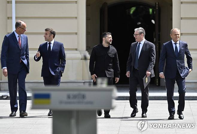 기자회견하는 볼로디미르 젤렌스키 우크라이나 대통령과 유럽 4개국 정상 [AFP 연합뉴스 자료사진. 재판매 및 DB 금지]
