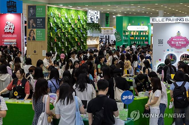 2024 서울국제도서전 (서울=연합뉴스) 윤동진 기자 = 지난해 6월 26일 서울 코엑스에서 2024 서울국제도서전이 열리고 있다. [연합뉴스 자료사진] 2025.5.11