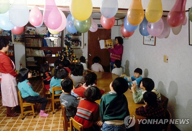 "우리는 어디로 가나요" 1989년 1월 해외로 입양 가기 전 서울 마포구 합정동의 홀트 임시 보호소에서 대기 중인 아이들
 [연합뉴스 사진]