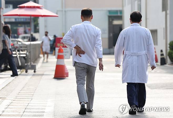 모두가 지치는 의정갈등 장기화 (대구=연합뉴스) 윤관식 기자 = 의대 증원을 놓고 의정갈등이 장기화하는 가운데 2일 대구 중구 경북대학교병원에서 의료관계자들이 이동하고 있다. 2024.9.2 psik@yna.co.kr