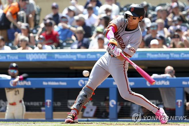 타격하는 이정후 [AP=연합뉴스]